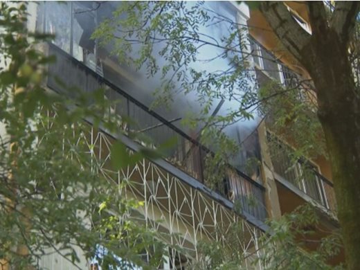 Жена загина, две деца са ранени при пожар в София