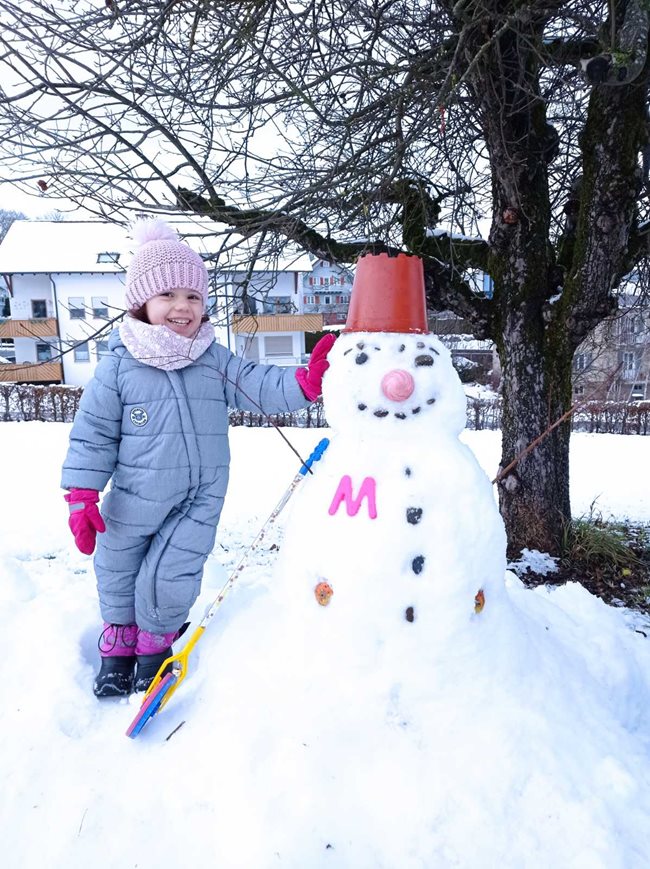 “В Германия си имаме вече сняг и с тати направихме снежен човек с буквата на мама.” Така Виктория Бориспасова на 3 години посрещна Коледа и ни прати снежната снимка за спомен.