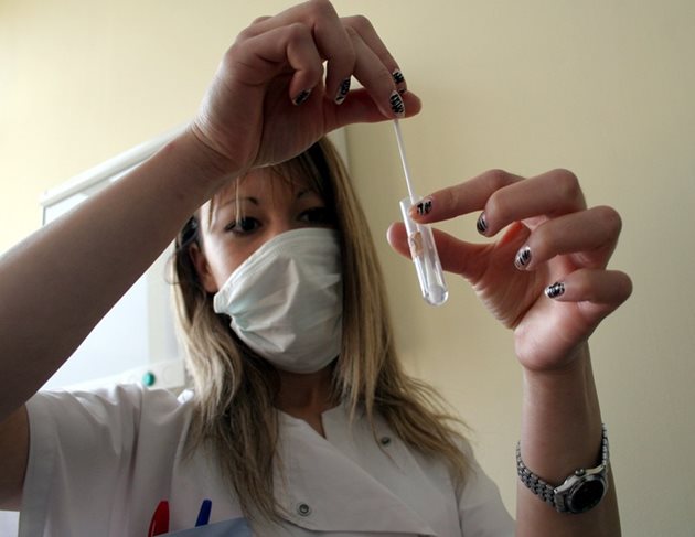 При грипна епидемия болниците изпращат между стотици проби за изследване седмично.