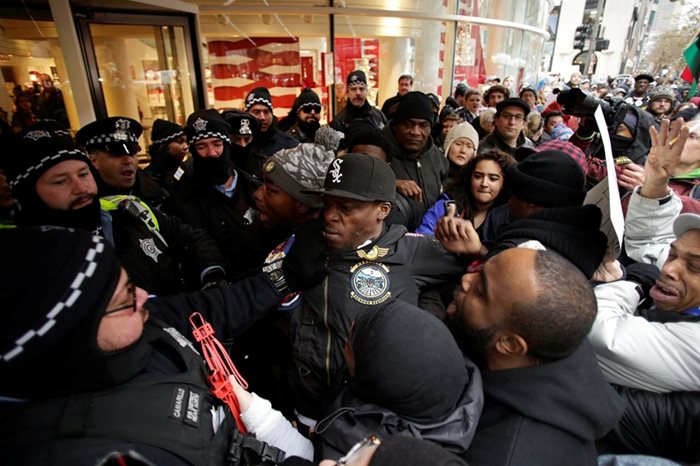 Сблъсъци между полицаи и демонстранти, които се опитват да провалят Черния петък в Чикаго, щата Илинойс.