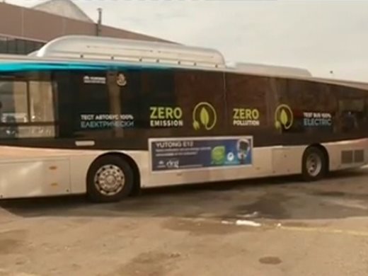 Електрически автобус тръгва по улиците на София (видео)
