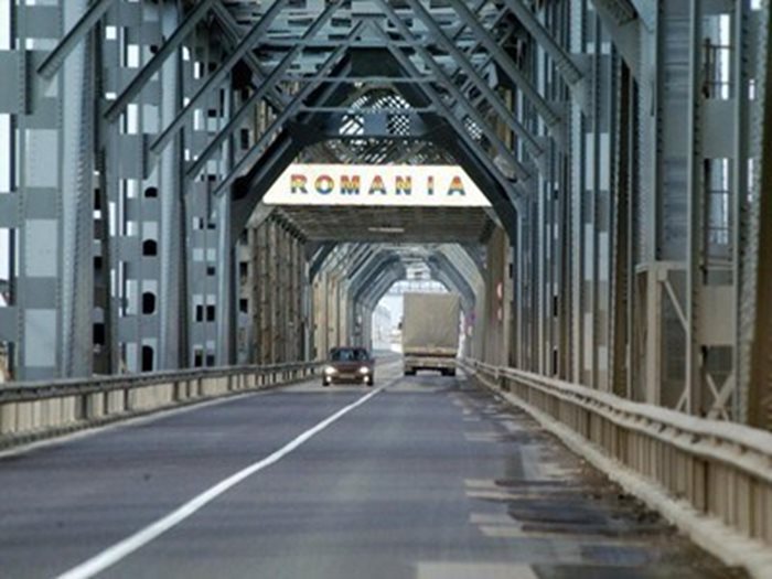 Стоилов посочи, че трафикът по Дунав мост при Русе е много голям - около 5000 превозни средства на денонощие. Снимка Архив