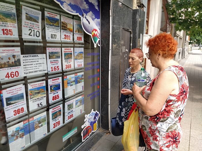 Пловдивчанки гледат цените на почивките в чужбина, преди да си изберат дестинация.