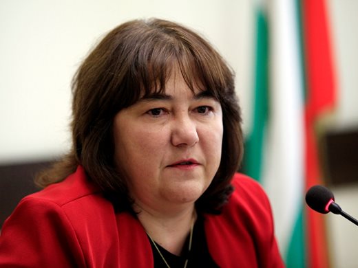 Министър Велкова: Фискалният резерв в страната намалява