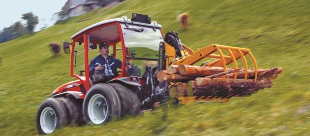 Тракторите на Antonio Carraro успешно се справят с дървесината по склоновете