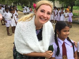 Ива Панцери помага на децата в Шри Ланка, докато те я „лекуват“ от Запада