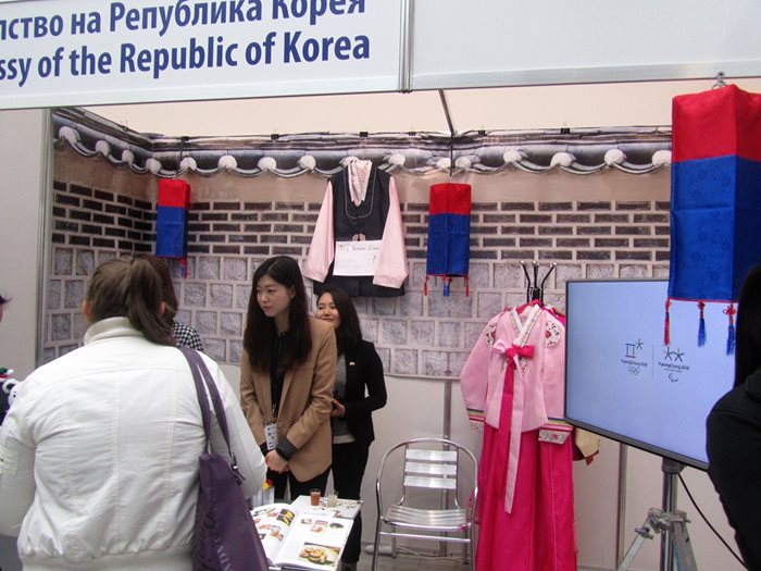 На щанда на Република Корея  предлагат възможност да се пробват автентични корейски дрехи