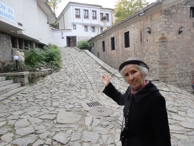 Русалия Кирова на площадчето в Стария Пловдив, където иска да се постави мозайката “Тракийката” на Ди Киро.
