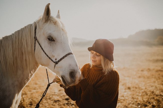 Любовта към животните Виктория показва и в промоклипа си за Евровизия. “Когато бях малка, винаги исках да яздя кон, но така и не успях да се запиша на уроци и си останах с мечтите. Преди 2 години започнах уроци, защото конете са ми голяма страст”, разказва тя.