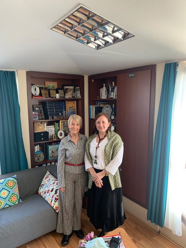 Авторката Нахиде Дениз с проф. Несрин Йозьорен (вдясно) в Истанбул
