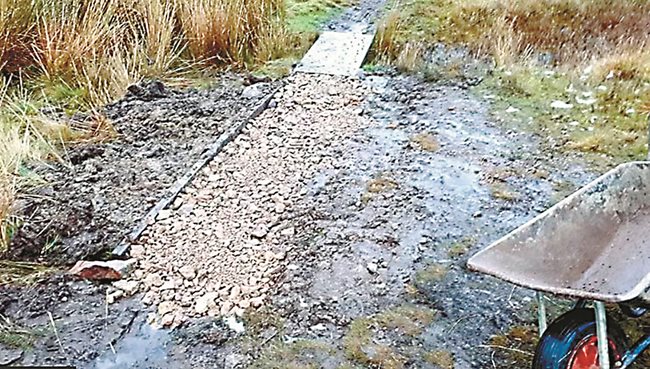 Иън Комб, майсторът на ремонта в друг шотландски парк, препоръча две до три руна на метър и след това покриване с инертни материали направо върху руното. От едната страна е поставил по-големи камъни, за да осигури защита на подпорите. 
Снимки: ВВС