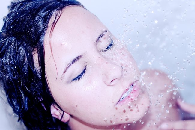 Вместо горещ душ се изкъпете с приятно топла вода.