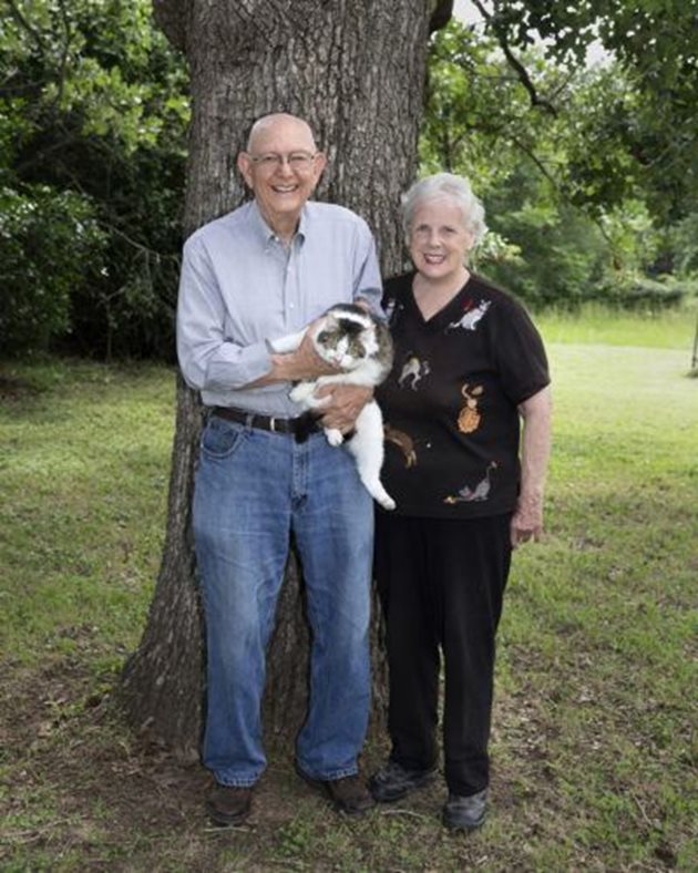 Първата в света клонирана котка  CopyCat живее в дома на своя създател проф. Дуейн Крамър и съпругата му  Шърли Снимки: Today.tamu.edu