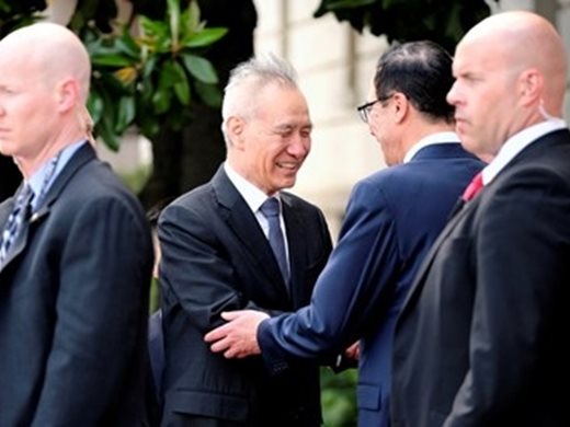 Китайският вицепремиер: Преговорите със САЩ не са провалени, ще продължим в Пекин