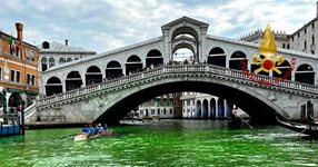 Водата на Канал Гранде във Венеция позеленя загадъчно, не знаят защо