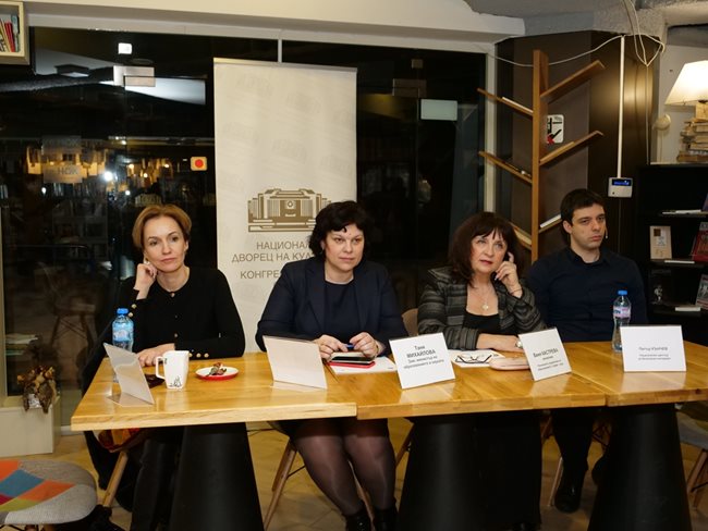 Гергана Паси, Таня Михайлова, Ваня Кастрева и Петър Кънчев изслушаха дискусията на родителите.