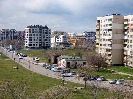 Внушителни пари напускат банките след нови такси и “заспиват” в имоти