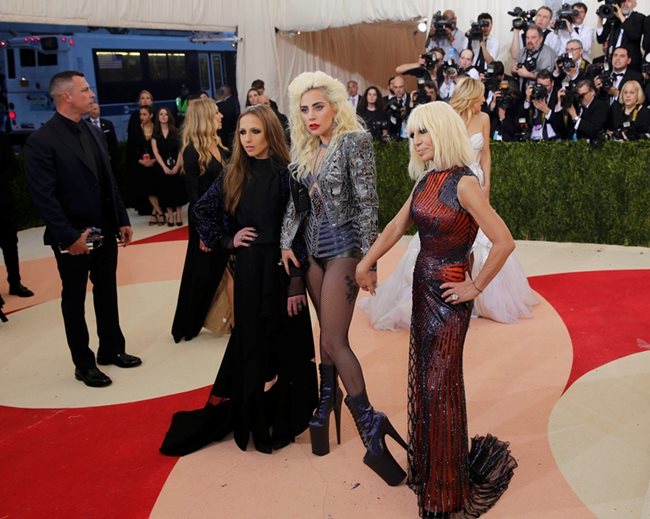 Лейди Гага мина по червения килим по чорапогащник и тоалет на ателие “Версаче”, а до нея беше самата Донатела Версаче.