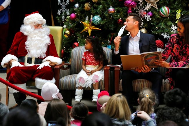 Мишел, съпругата на отиващия си американски президент Барак Обама, събра деца в Националния здравен център във Вашингтон и им прочете приказката "Нощта преди Коледа"