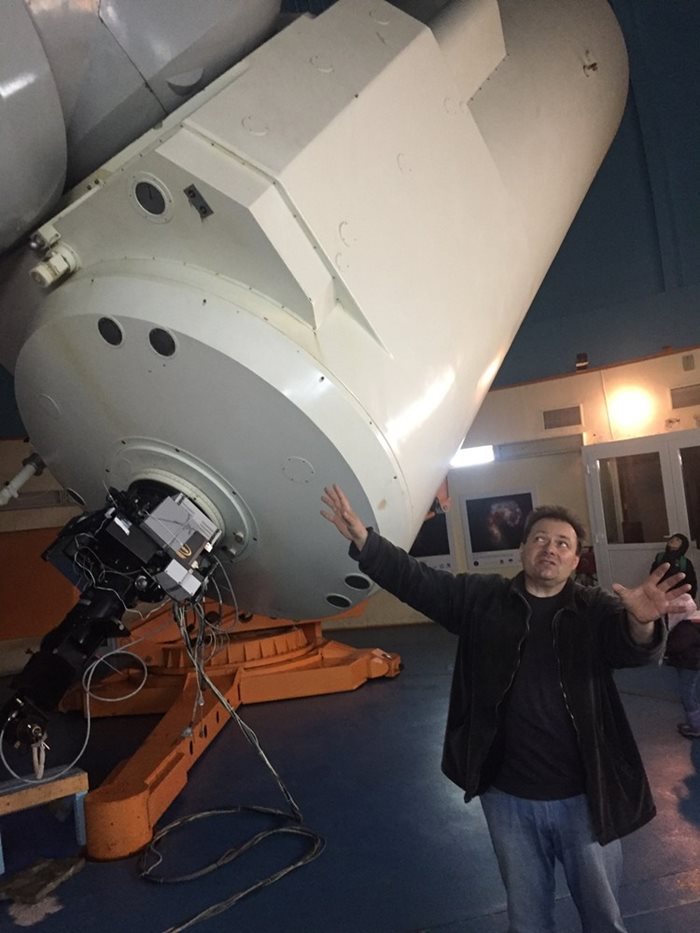 Д-р Никола Петров, директорът на обсерваторията в Рожен, демонстрира големия телескоп. Снимки и видео Станимир Въгленов