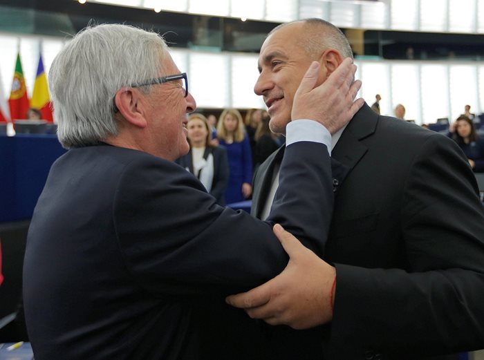 Председателят на ЕК Жан-Клод Юнкер прегърна премиера Бойко Борисов преди речта му в Европейския парламент.