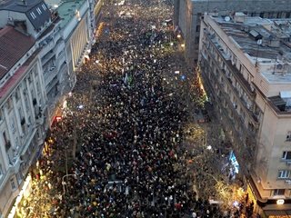 Опозиционни депутати блокираха кметството в Нови Сад, полицията се намеси (Видео)