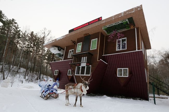 Снежанка и Дядо Мраз с главата надолу. Или къщата им заедно с всички посетители? Отговорът ще търсят тези, които отидат в увеселителния парк "Роев Ручей", намиращ се в рамките на зоопарка в руския град Красноярск.