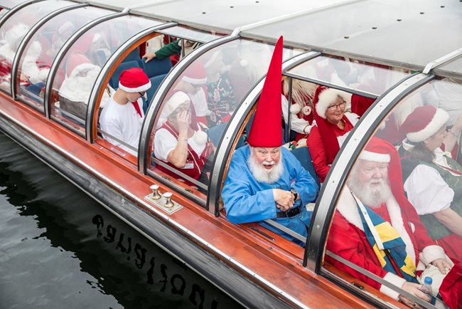 Тази година 140 души от 12 държави, облечени като Дядо Коледа се събраха в Датската столица за тридневния конгрес на Дядо Коледа. СНИМКИ: Ройтерс