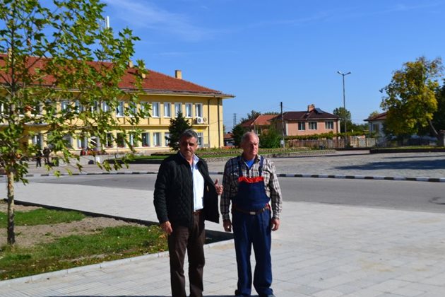 Кметът на "Марица" Димитър Иванов /вляво/ огледа новия площад.