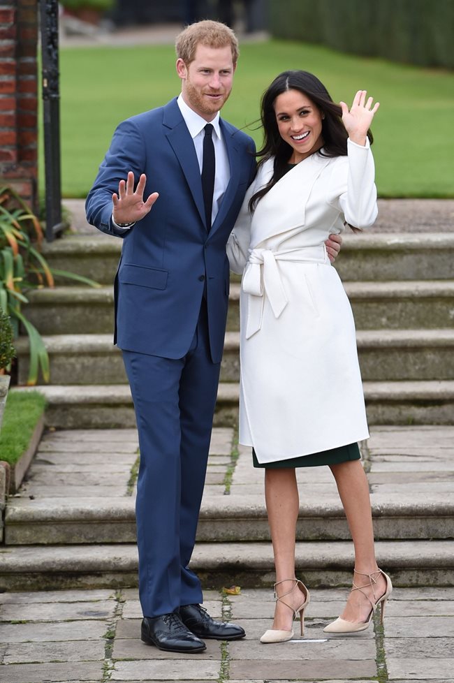 Принц Хари и Меган обявяват годежа си пред журналисти в двореца Кенсингтън.