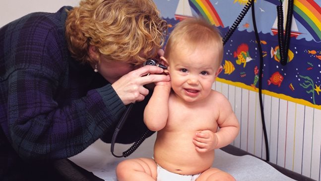 Грижата за бебешките уши трябва да е премерена, за да не създаде проблеми