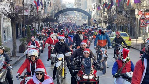 Близо 500 моторджии, облечени като Дядо Коледа, с атрактивно мотошествие по улиците на Велико Търново