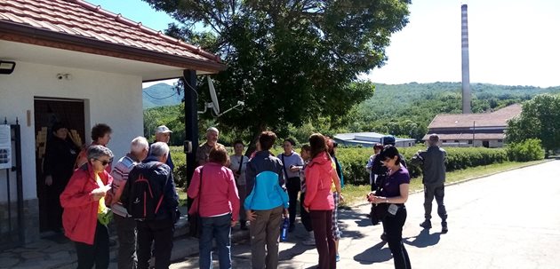 Туристическа група разглежда розоварната в с. Зелениково, която в момента е в кампания. Снимки: Туристически информационен център Брезово