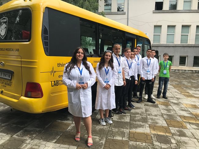 Двадесетина възпитаници на Професионалната гимназия по селско стопанство “Св. Георги Победоносец” в Суворово с дружни усилия превръщат бракуван автобус в ценна лаборатория.
