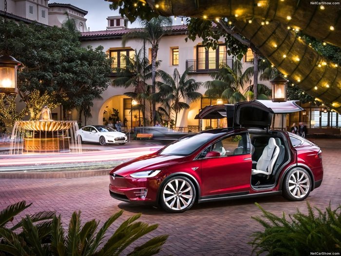 Атрактивният електрически кросоувър Tesla Model X почти не се среща по родните пътища