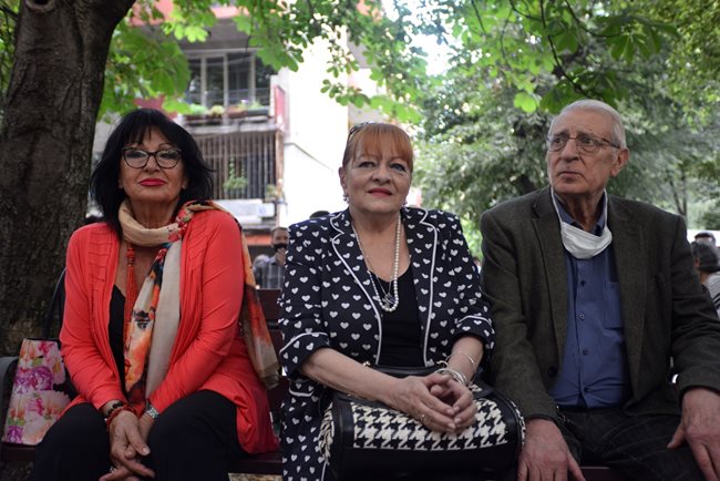 Нейните приятели Йорданка Христова, Богдана Карадочева и Славчо Пеев са седнали на пейката, наречена “Мутафова”, пред паметната плоча на дома й.