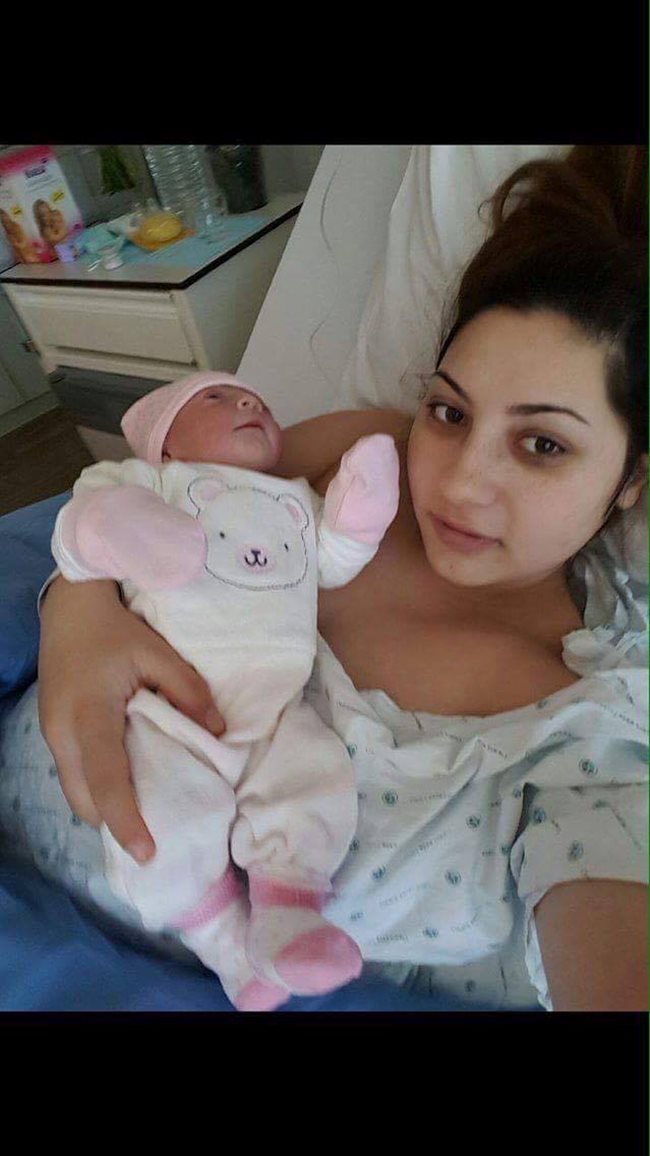 Нина Божанова и бебе Крисия