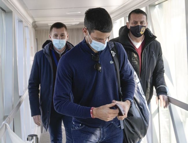 Джокович слиза от самолета в Белград