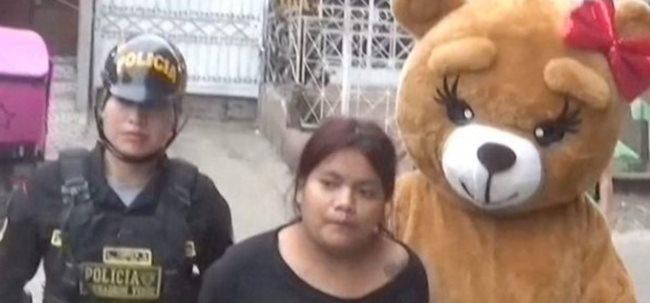 Полицейска бригада в Перу използва необичаен метод за залавяне на наркотрафиканти
Снимка: Twitter/@NewsHubGlobe