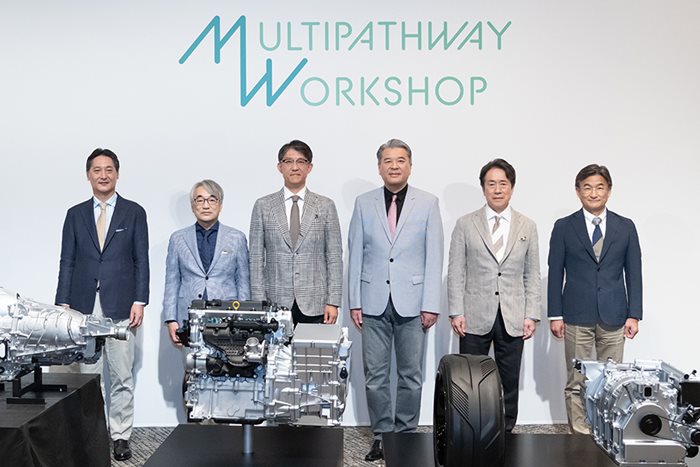 Шефовете на трите японски компании обявиха решението си за разработването на нови двигатели с вътрешно горене на пресконференция. Снимка: Тойота