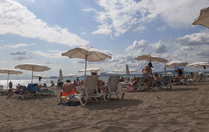 Шезлонгите и чадърите по плажовете бяха разредени миналото лято, за да има отстояние от поне метър между тях. 