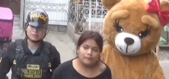 Полицай се дегизира като мечка, за да залови наркотрафиканти в Перу