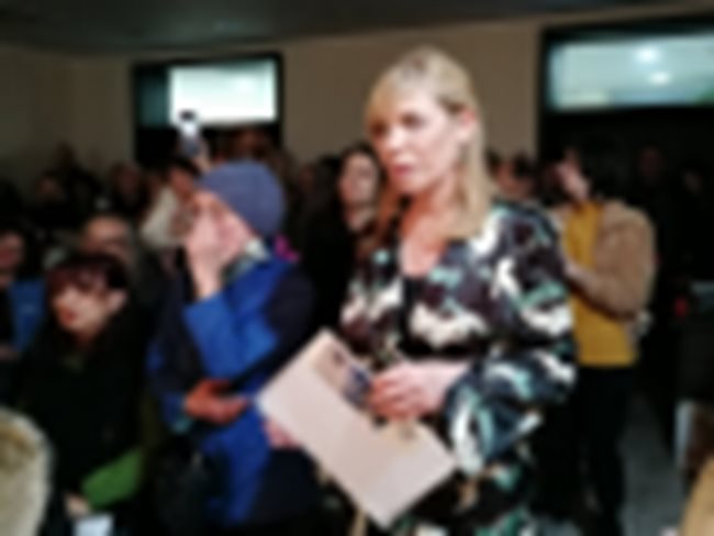 Диана Саватева говори в препълнената зала "Георги Баев"