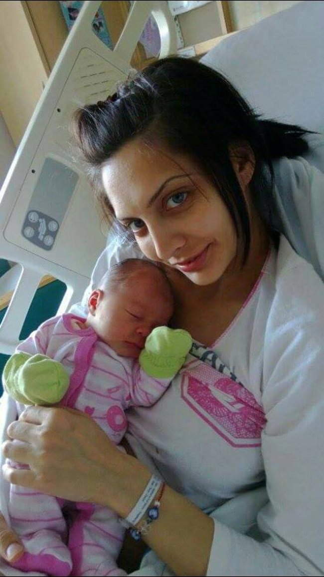 Таня Николова и бебе Микаела