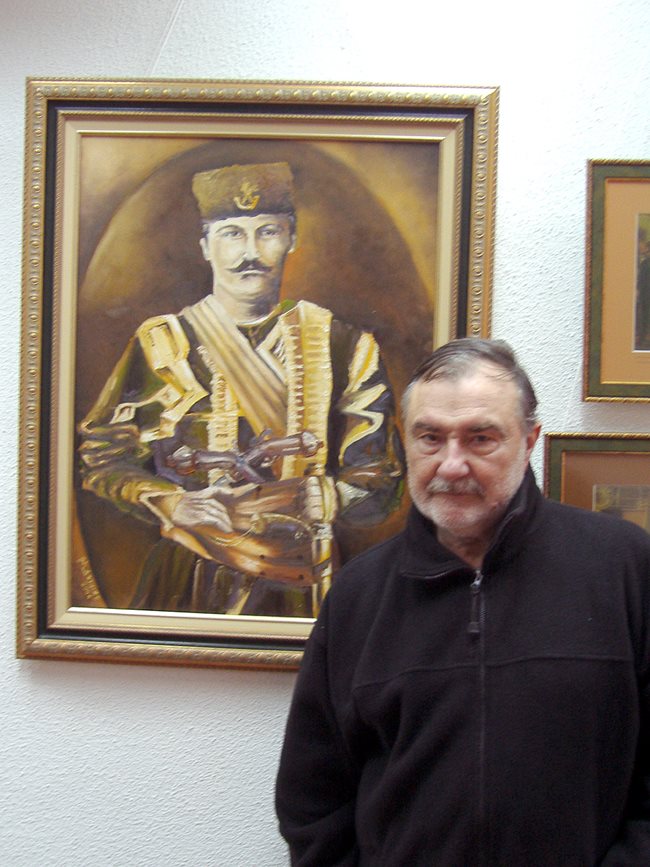 Васил Михайлов пред портрета на Капитан Петко Войвода