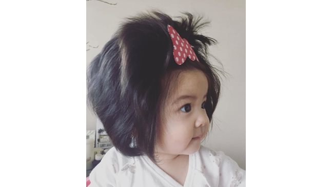 6-месечно бебе стана хит в интернет заради бухналата си коса (Снимки)