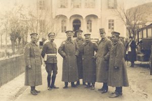 Ген. Никола Жеков в Кюстендил през 1917 г. Той е третият от дясно на ляво до германския офицер.