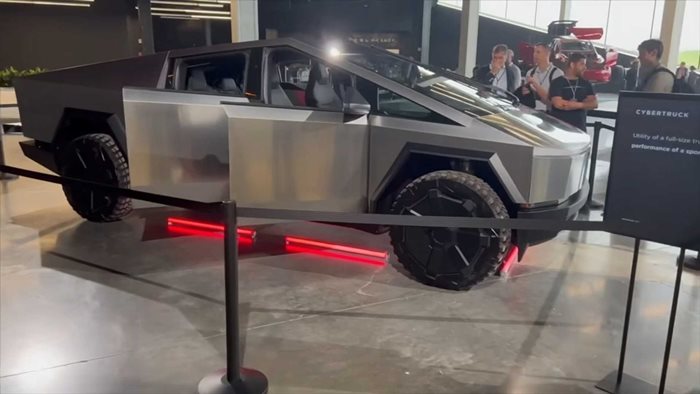 Серийният вариант на електрическия пикап Tesla Cybertruck. Снимка: YouTube/
John W. Davis