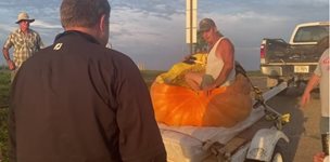 Мъж от Небраска измина 61 км с тиква по река Мисури и счупи световен рекорд (Видео)