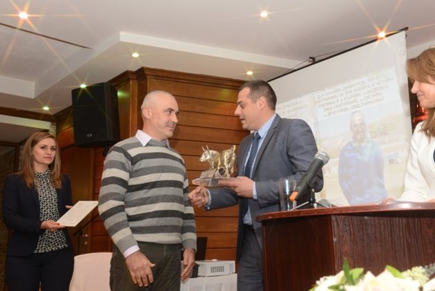 Д-р Пламен Димитров бе обявен от ОЕКЖ - Бургас за “Най-добър пчелар за 2016 г.” Наградата му бе връчена от зам.-областния управител на Бургас Владимир Крумов